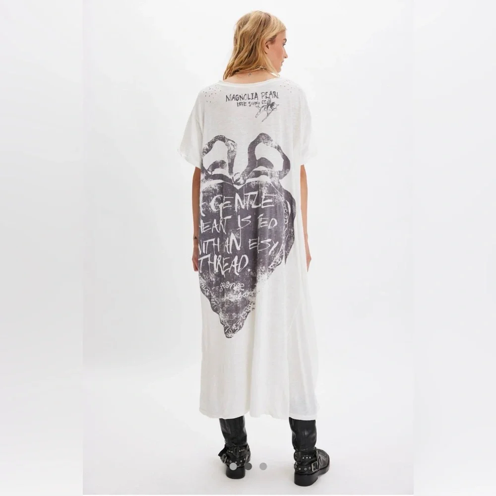 Magnolia Pearl White and Pink Graphic Dress - Picture 2 of 11